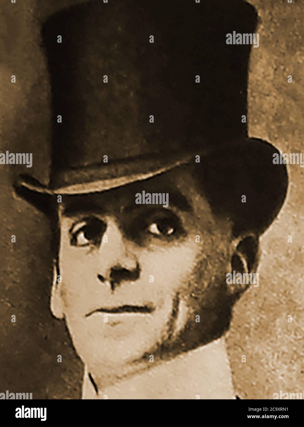 Portrait du comédien et acteur populaire Arthur Roberts (1852-1933) vêtu d'un chapeau haut. Roberts était un comédien anglais, un animateur de Music-hall et un acteur qui a été noté pour jouer des personnages féminins et pantomime dames. Il est également crédité d'avoir pris le mot « poof ». Il Roberts a connu un succès dans les années 1890 avec la chanson « Daddy Wantn't Buy Me a Bow Wow », a popularisé la chanson Topsey-Turvey et a inventé le jeu de cartes « poof » impliquant la tricherie et la tromperie. Sa biographie a été appelée 'cinquante ans de Spoof' Banque D'Images