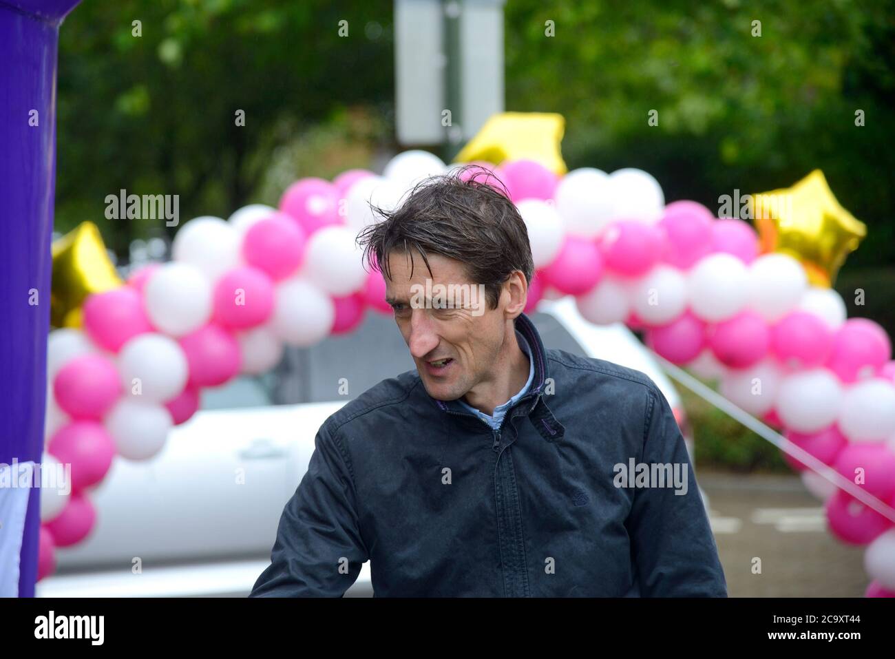 Rob Walker - commentateur et annonceur de sports de télévision, à King's Hill, dans le Kent, pour interroger Tony Hudgell, 5 ans, sur sa dernière marche quotidienne après avoir couvert le programme Banque D'Images