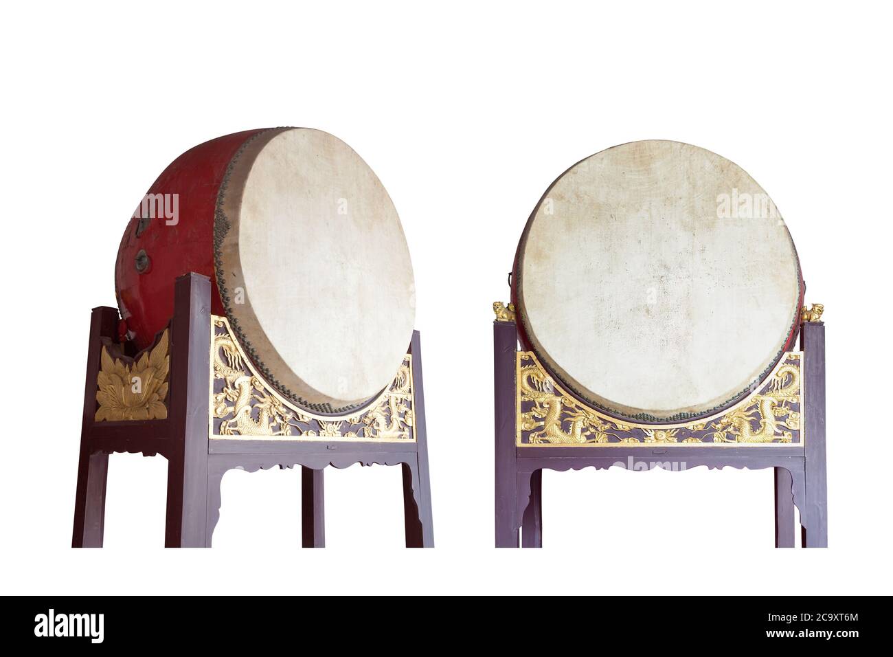 Grands tambours chinois traditionnels sur cadre en bois avec relief dragon isolé sur fond blanc, ces tambours traditionnels ont été généralement empaqués dans sac Banque D'Images