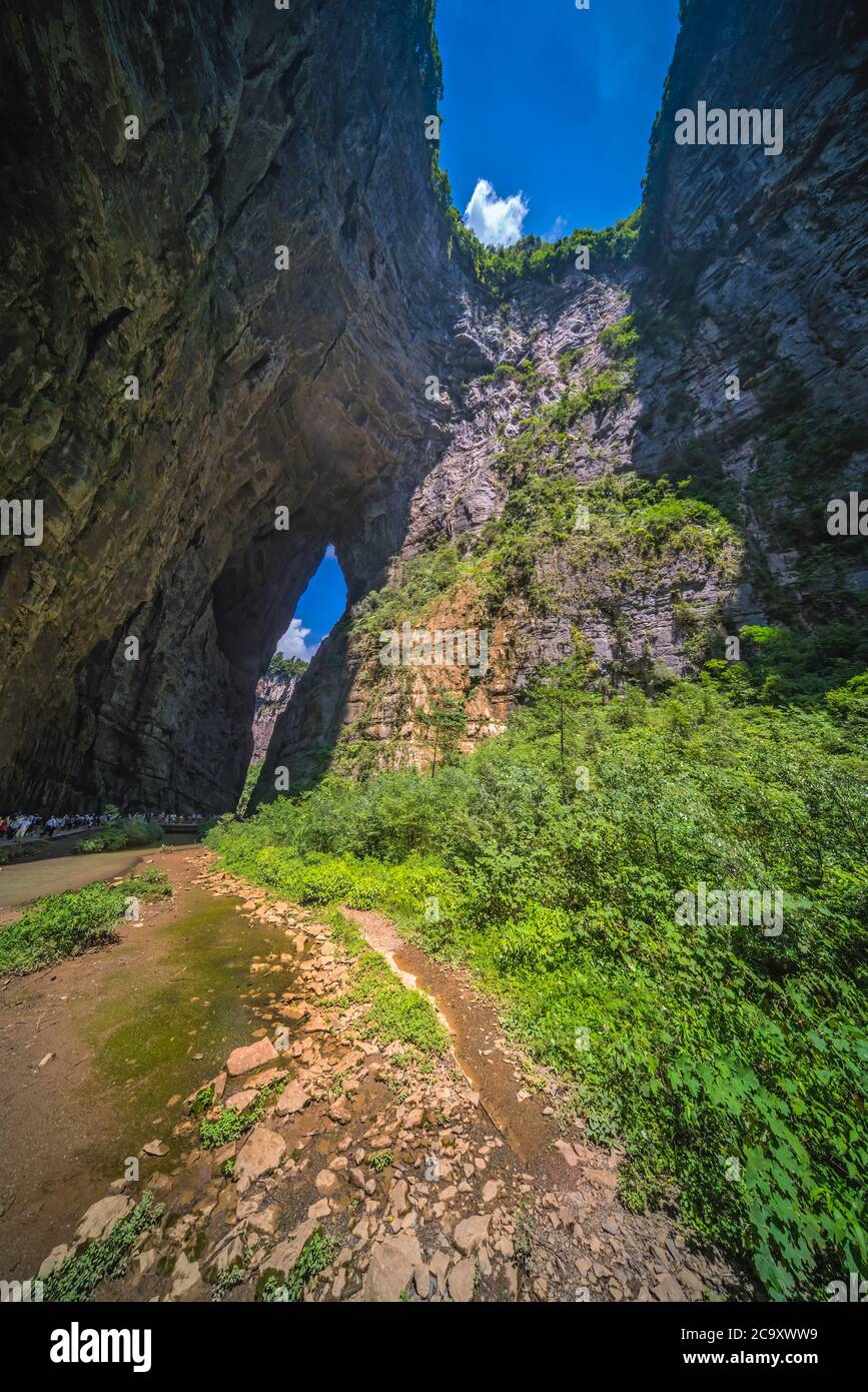 Wulong, Chine - août 2019 : magnifique arche rocheuse au milieu du paysage de montagne du parc national de Wulong Banque D'Images