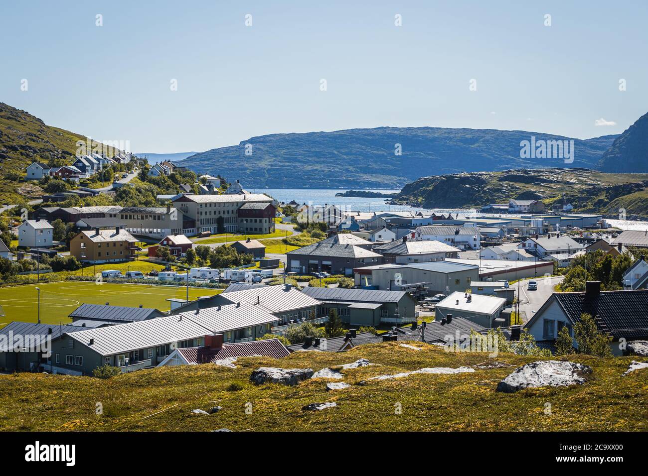 Havøysund, Norvège - 27/07/2020: Le village de Havøysund en été ensoleillé dans le nord de la Norvège. Banque D'Images