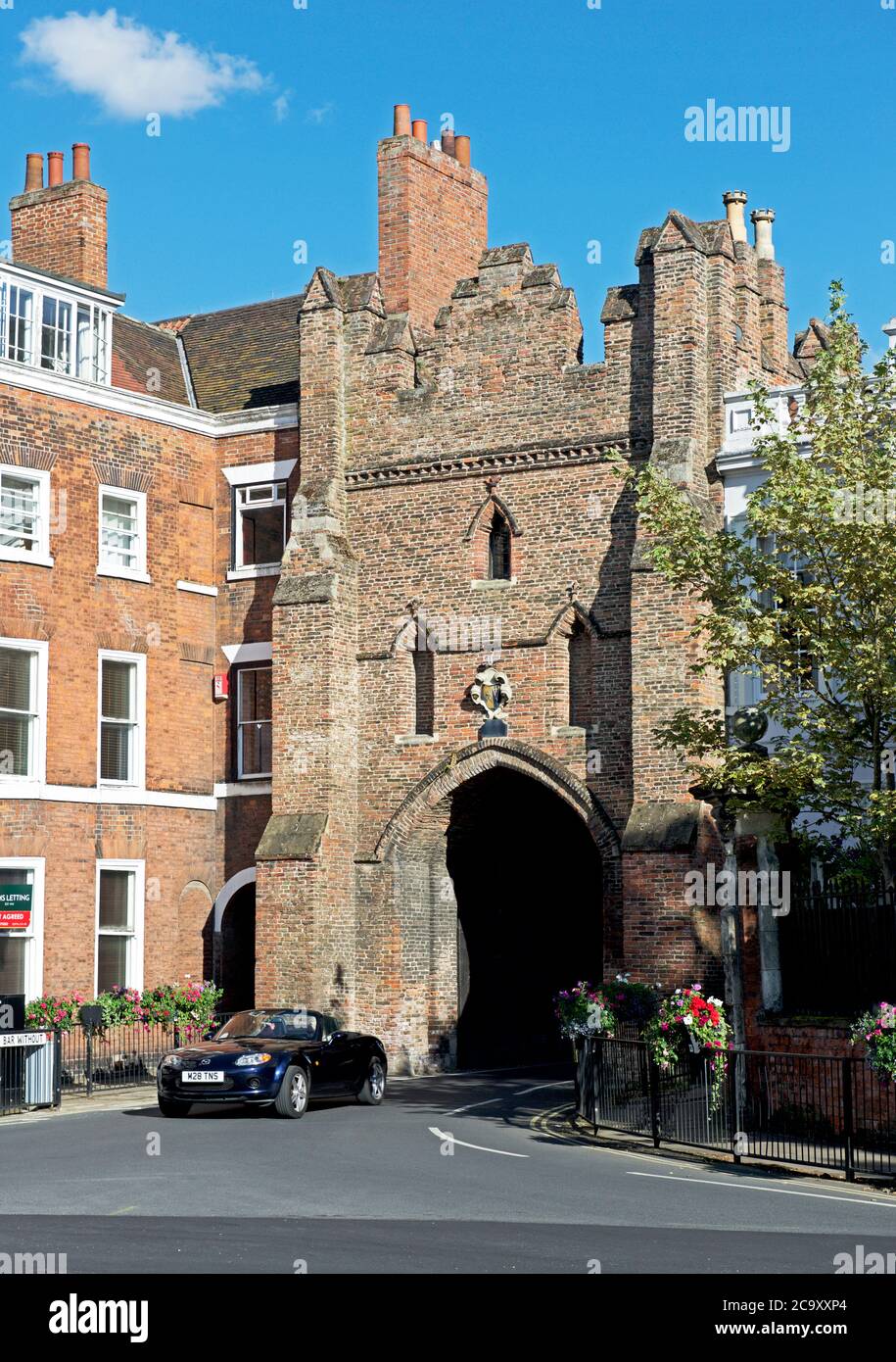 Voiture traversant North Bar, Beverley, East Yorkshire, Angleterre Banque D'Images