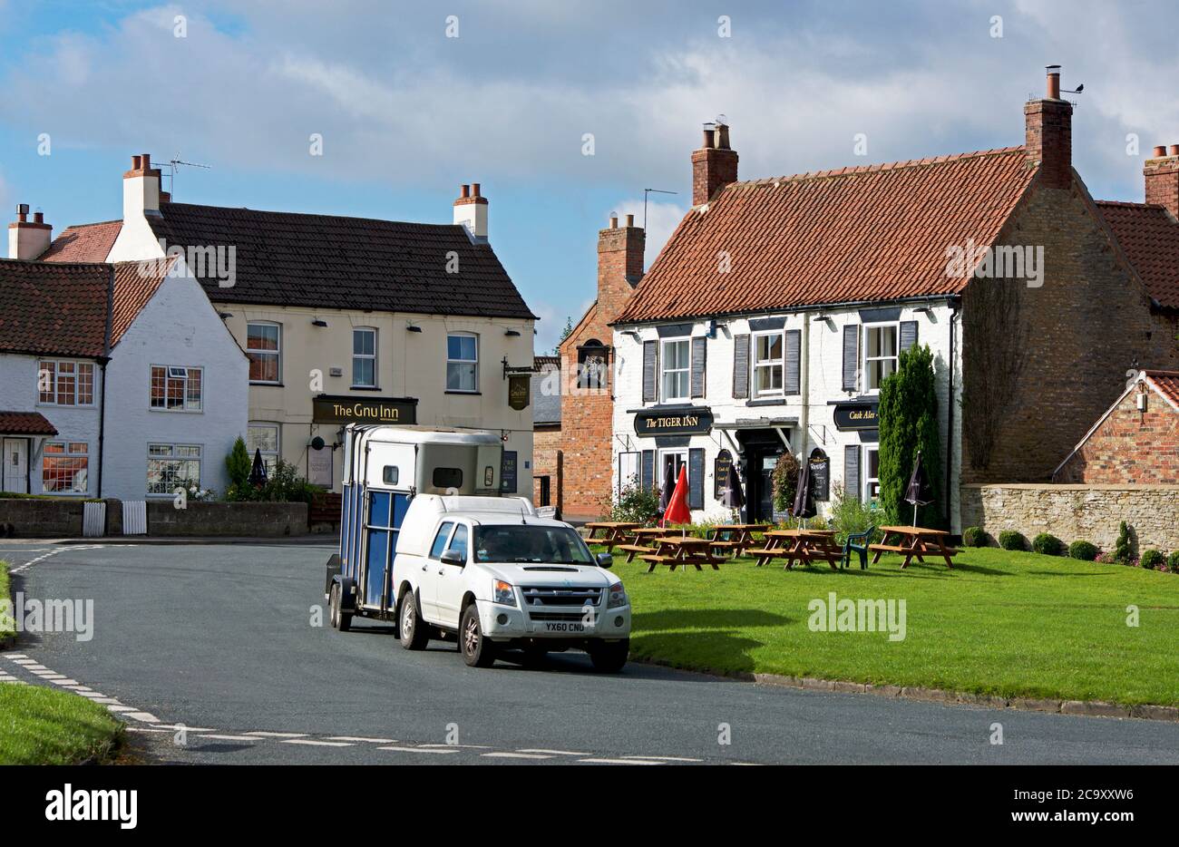 Voiture de remorquage de la boîte à cheval dans le village de North Newbald, East Yorkshire, Angleterre Royaume-Uni Banque D'Images