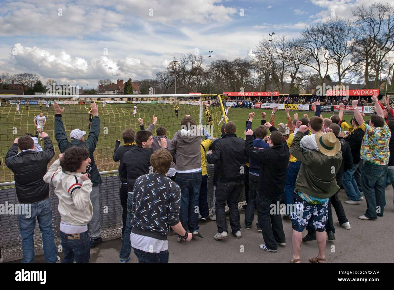 Les fans de Southport célèbrent le troisième but de leur équipe marqué par Ciaran Kilheeney dans les derniers minutes de la deuxième moitié contre Harrogate Town à Wetherby Road, Harrogate. Le match de la Conférence Nord a été remporté en 3-2 par Southport, un résultat qui a maintenu les Sandgrounds sur le cap pour la place de tête dans la division tandis que HarrogateTown est resté bas. Harrogate Town a été promu à la Ligue anglaise de football (EFL) à la fin de la saison 2019-20 pour la première fois de leur histoire, quand ils ont battu Notts County dans la finale de la Ligue nationale à Wembley. Banque D'Images