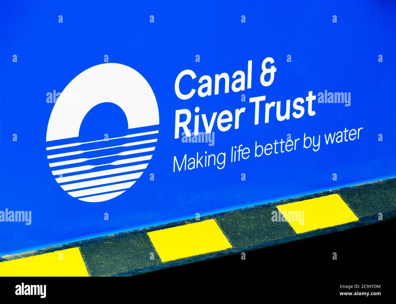 Logo Canal & River Trust sur le canal narrowboat. Branche Glasson du canal de Lancaster. Glasson, Lancashire, Angleterre, Royaume-Uni, Europe. Banque D'Images