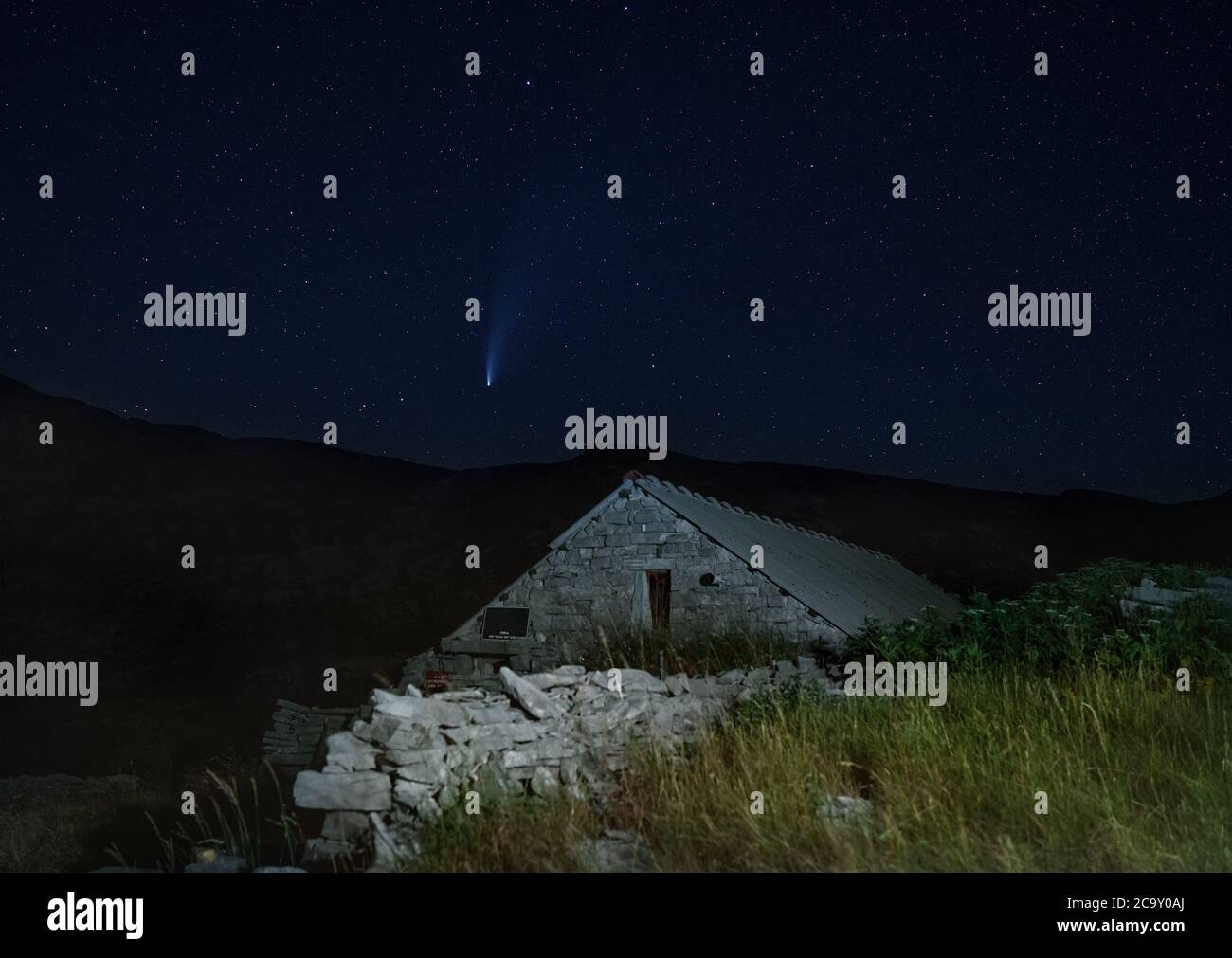 Comète longue période C/2020 F3 (NEOWISE) avec queue visible dans le ciel de nuit au-dessus de la montagne Dinara dans les Alpes Dinaric à la frontière entre la Croatie et Bosni Banque D'Images