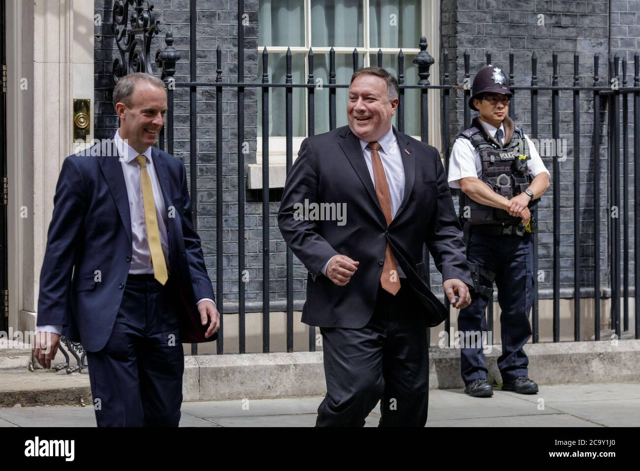 Le secrétaire D'Etat AMÉRICAIN Mike Pompeo quitte 10 Downing Street avec le secrétaire d'Etat britannique aux Affaires étrangères Dominic Raab, Londres, Royaume-Uni Banque D'Images