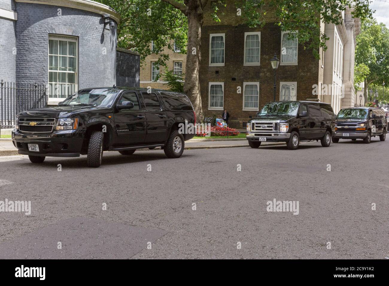 Le convoi AMÉRICAIN, un convoi de voitures arrivent à Downing Street pour la visite du secrétaire d'État américain Mike Pompeo, Londres Banque D'Images