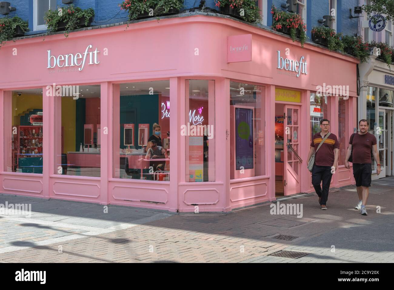 Benefit, magasin et boutique de la marque American Cosmetics à Carnaby Street, Londres, Angleterre, Royaume-Uni Banque D'Images