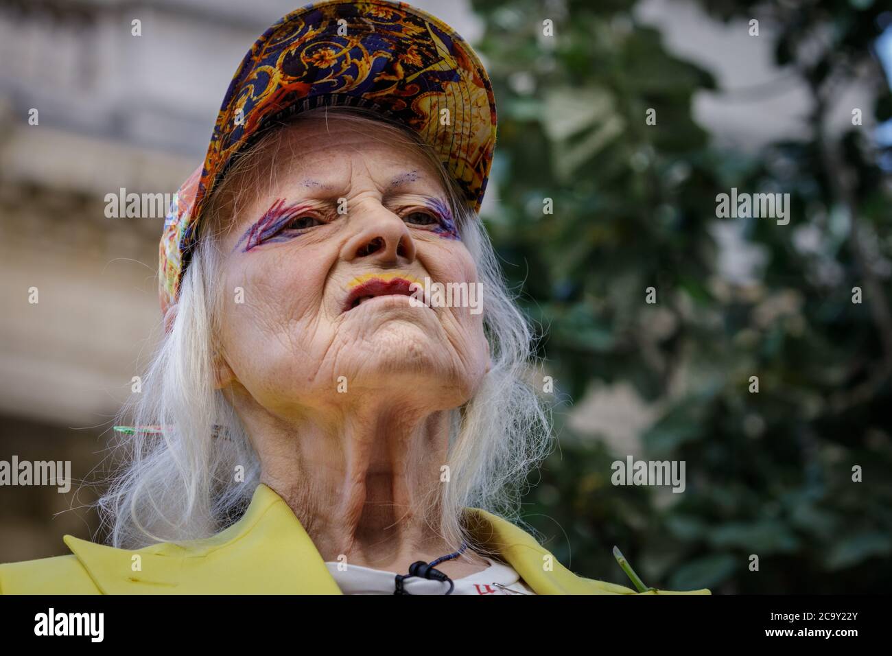 Dame Vivienne Westwood, designer de mode britannique lors de sa manifestation « Je suis Julian Assange » devant le tribunal pénal central d'Old Bailey à Londres, au Royaume-Uni Banque D'Images