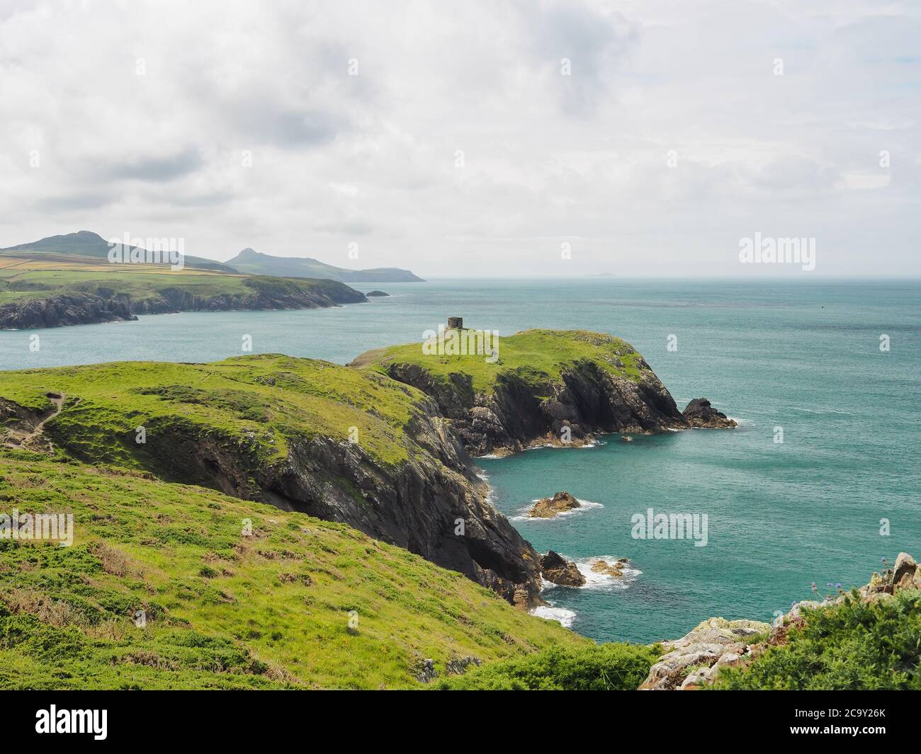 Vue depuis le sommet de la falaise près d'Abereiddy, tour ronde en pierre, Pembrokeshire, pays de Galles Banque D'Images