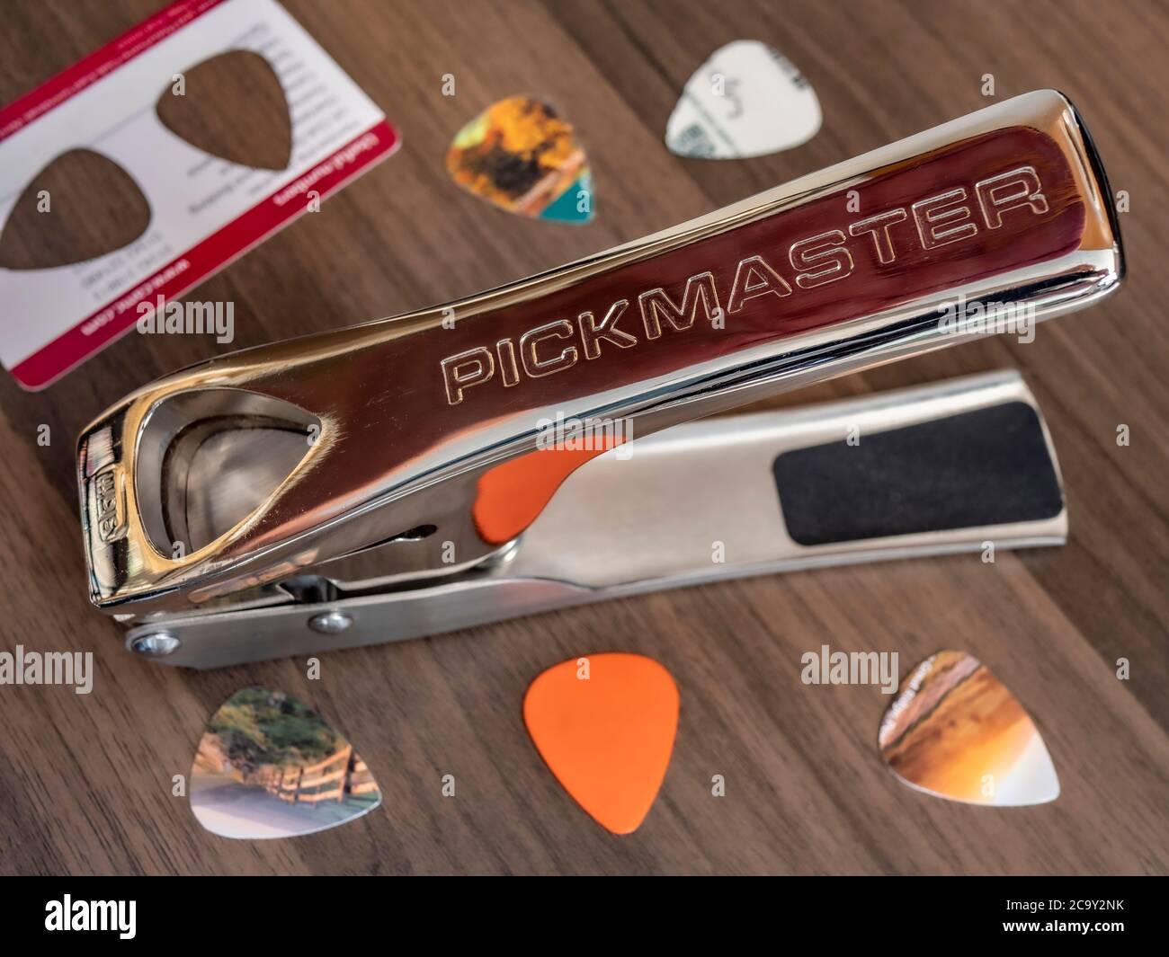 Pickmaster plectrum / punch pour guitaristes. Outil en acier chromé pour couper les plaques de plastique mince, par exemple, les anciennes cartes de crédit / d'adhésion. Banque D'Images