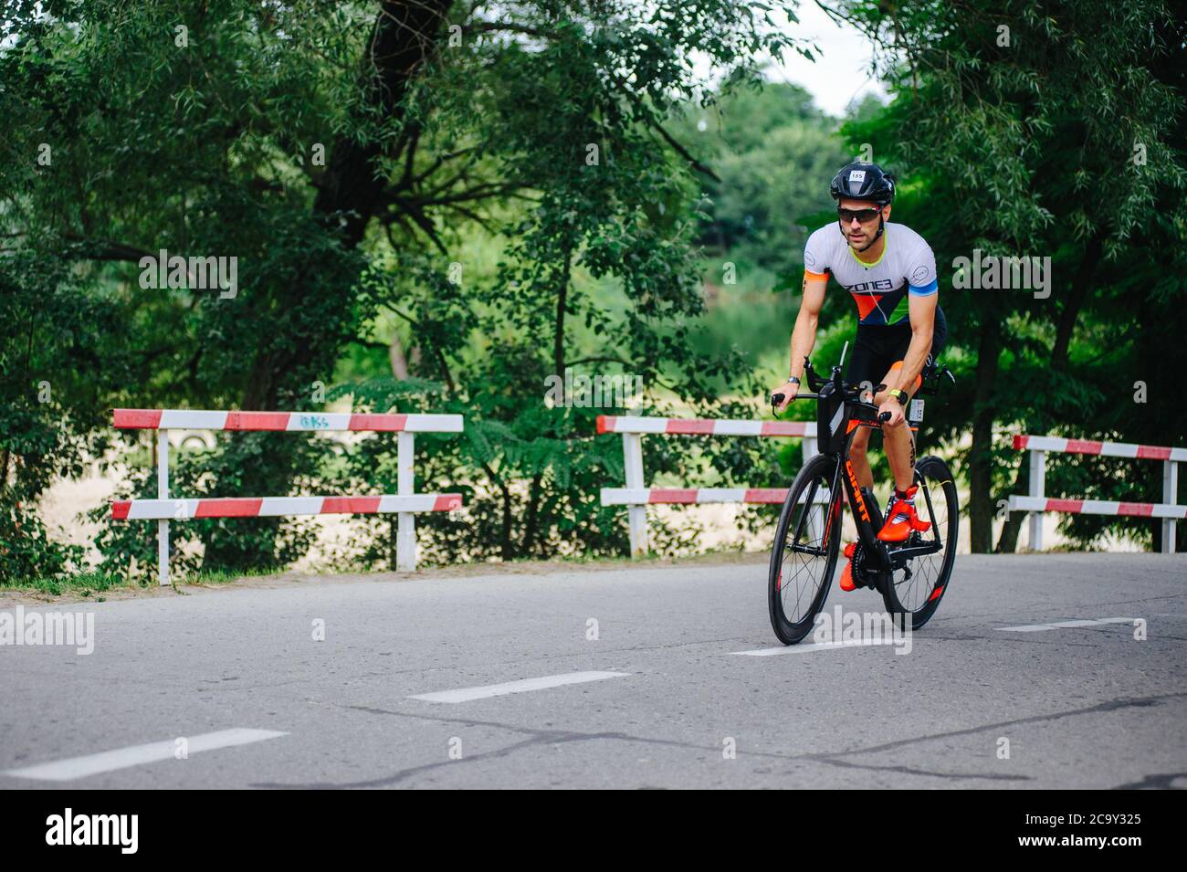 KHARKIV, UKRAINE - 2 août 2020: Triathon cycliste triathlète triathlète de course de vélo pendant la compétition ironman. Athlète de cyclisme sur route en trois combinaisons Banque D'Images