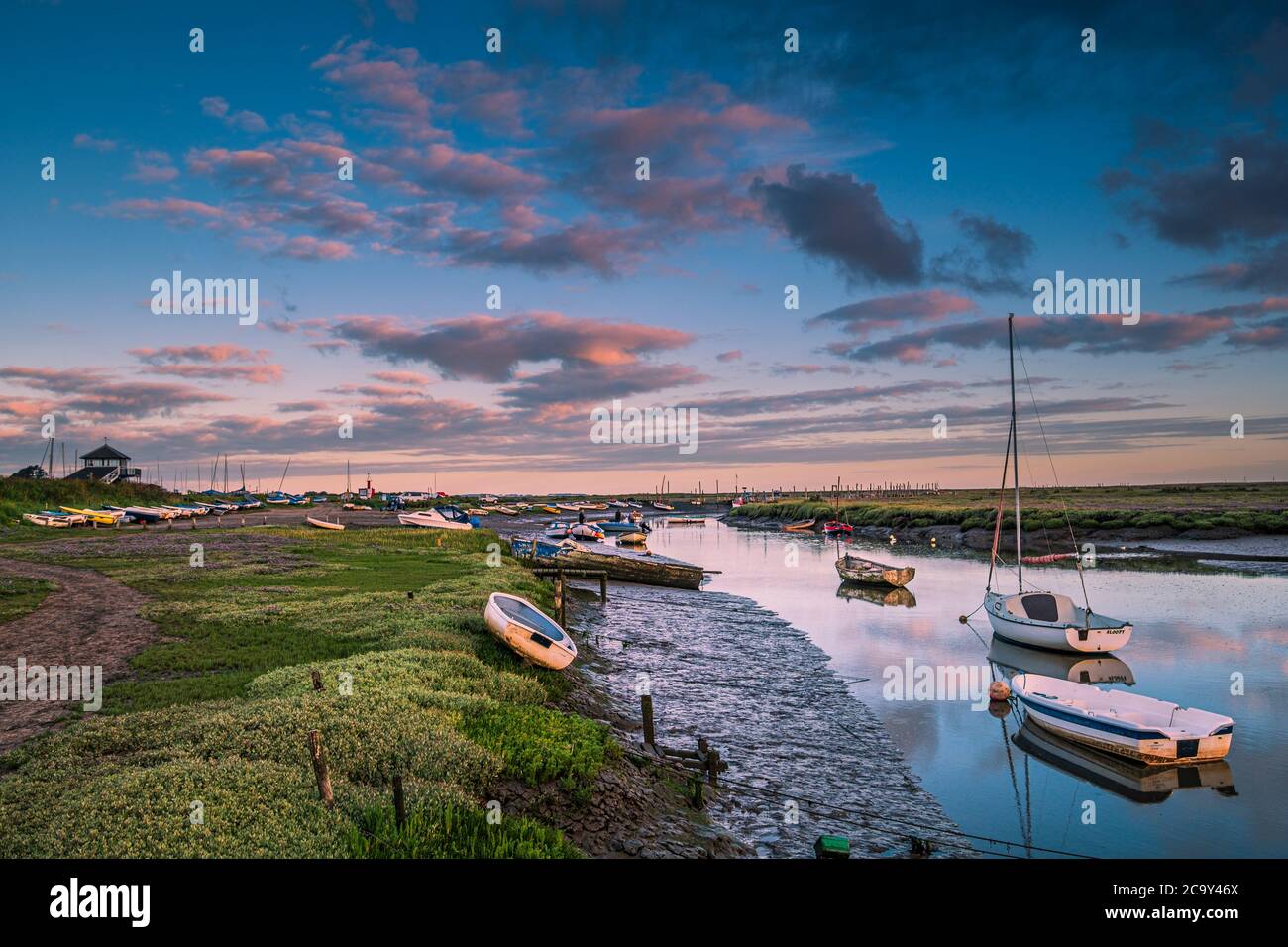 La marée inonde le ruisseau à Morston. Banque D'Images