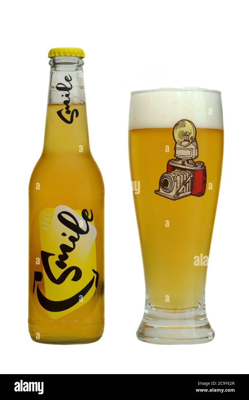 bouteille de pivovarna union sourire lager et plein verre avec icône d'appareil photo découpé sur fond blanc Banque D'Images