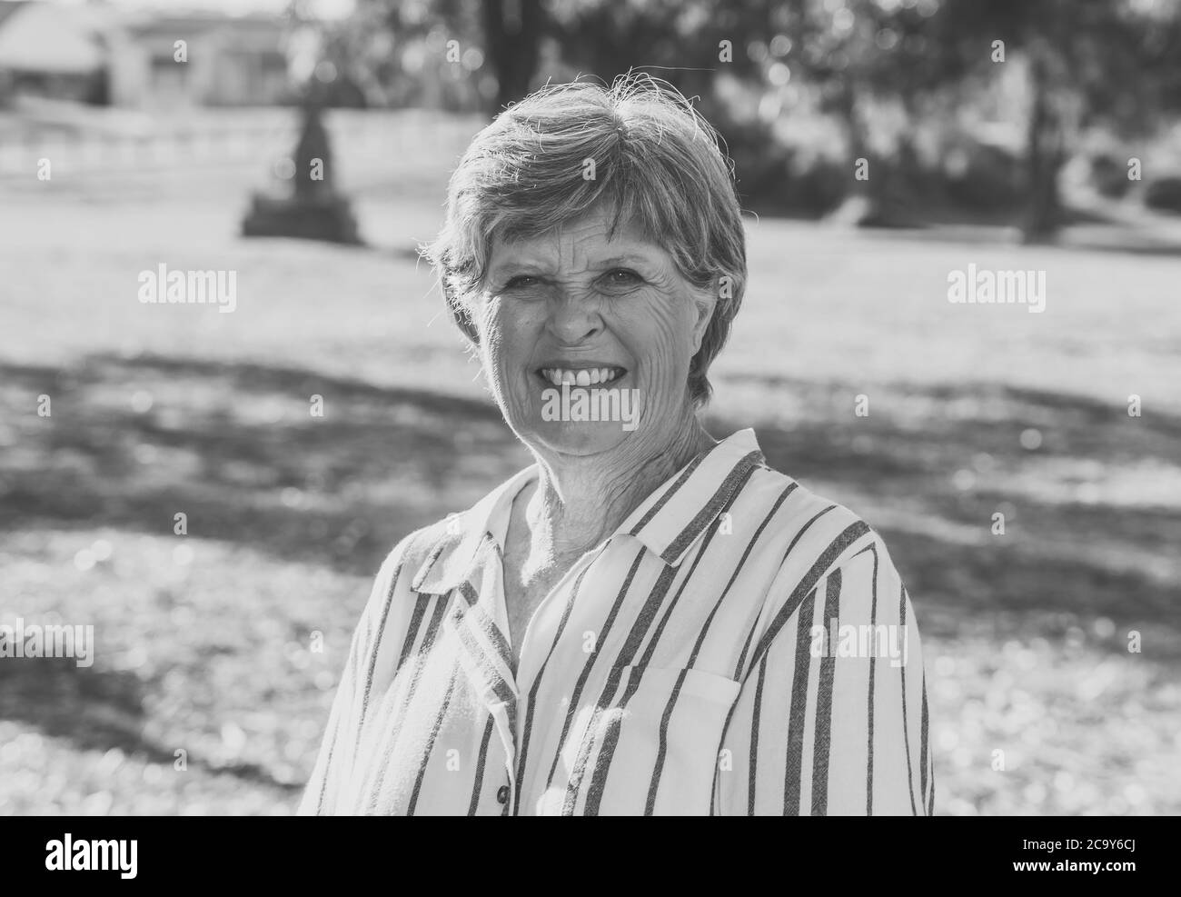 Portrait en plein air d'une belle femme âgée à la retraite au parc au coucher du soleil en appréciant sa liberté se sentant heureuse et chanceux dans un style de vie sain et actif Banque D'Images