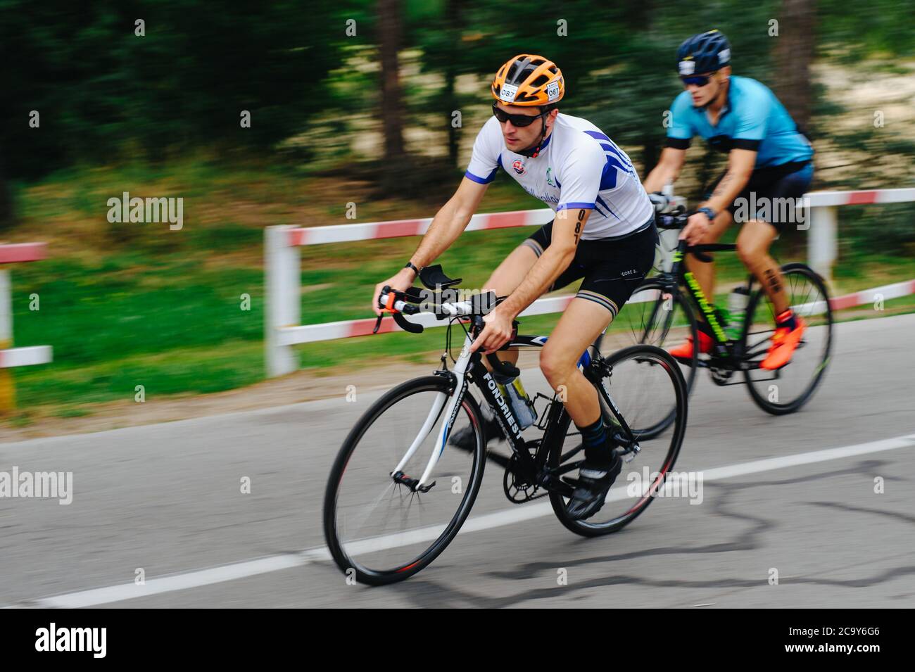KHARKIV, UKRAINE - 2 août 2020: Triathon cycliste triathlète triathlète de course de vélo pendant la compétition ironman. Athlète de cyclisme sur route en trois combinaisons Banque D'Images