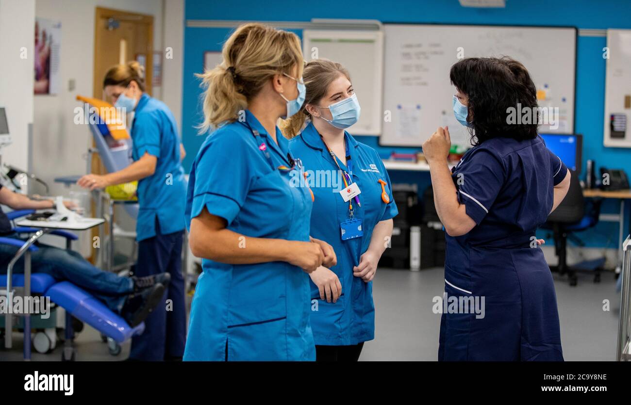 NHS Liverpool personnel de sang et de transplantation à l'intérieur d'un centre de donneurs de plasma à Speke, Liverpool. Banque D'Images
