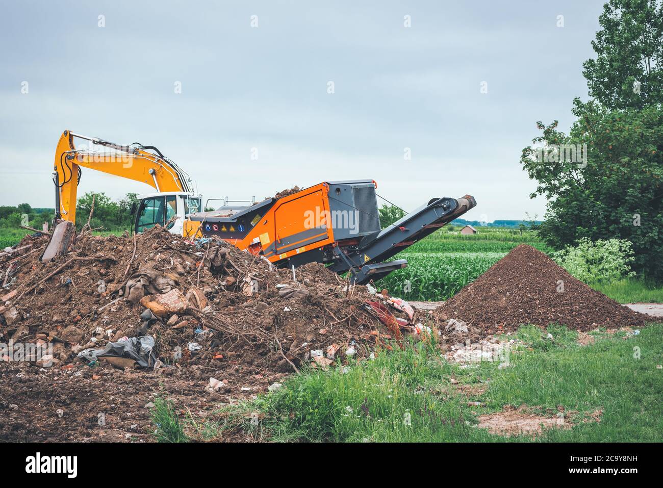 les machines industrielles nettoient la décharge et produisent des déchets fins Banque D'Images