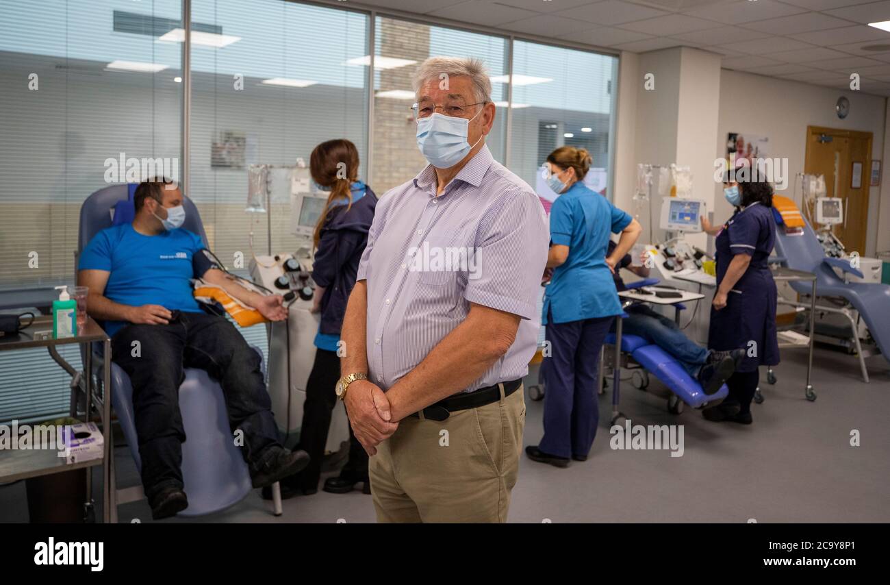 Malcolm Shaw, 72 ans, le plus ancien donneur de plasma d'Angleterre, dans un centre de donneurs de plasma à Speke, Liverpool. Un appel urgent a été lancé à l'intention des patients atteints du coronavirus retrouvé pour qu'ils puissent donner leur plasma sanguin afin d'aider le NHS à traiter les personnes qui tombent malades pendant une deuxième vague potentielle. Banque D'Images
