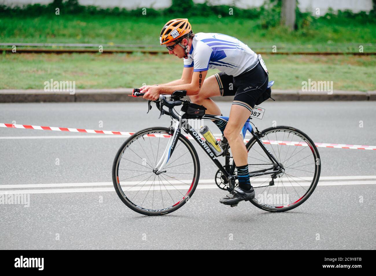 KHARKIV, UKRAINE - 2 août 2020: Triathon cycliste triathlète triathlète de course de vélo pendant la compétition ironman. Athlète de cyclisme sur route en trois combinaisons Banque D'Images
