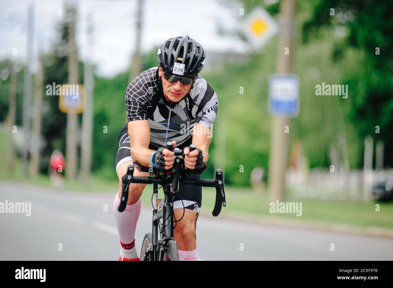 KHARKIV, UKRAINE - 2 août 2020: Triathon cycliste triathlète triathlète de course de vélo pendant la compétition ironman. Athlète de cyclisme sur route en trois combinaisons Banque D'Images