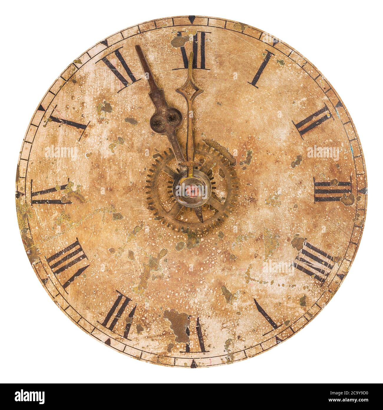 Cadran d'horloge vintage et très abîmé avec le temps réglé à quelques minutes à douze heures isolé sur un fond blanc Banque D'Images