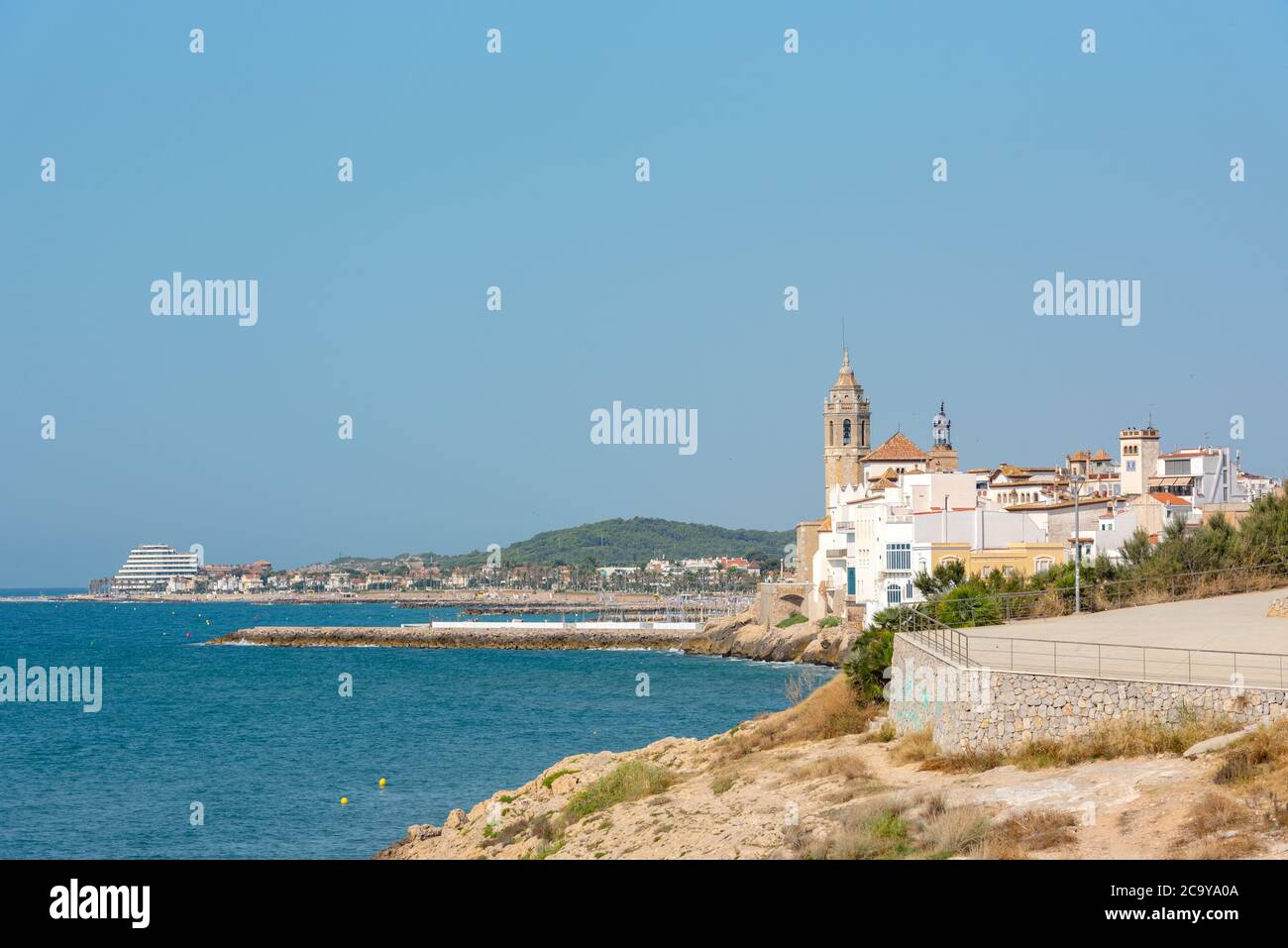 Plage de sable et vieille ville historique dans le complexe méditerranéen Sitges près de Barcelone, ​​Costa Dorada, Catalogne, Espagne Banque D'Images