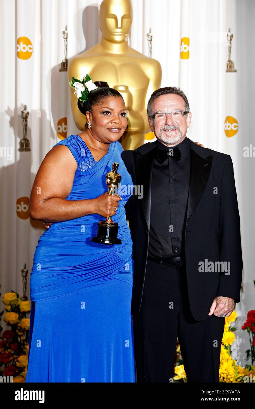 Los Angeles, États-Unis. 07e mars 2010. Mo'Nique avec l'Oscar de la meilleure actrice de soutien dans "Precious - Life is Precious" et Robin Williams dans la salle de presse de la cérémonie annuelle des Oscars 2010/82e Academy Awards au Kodak Theatre. Los Angeles, le 7 mars 2010 | usage Worldwide Credit: dpa/Alay Live News Banque D'Images