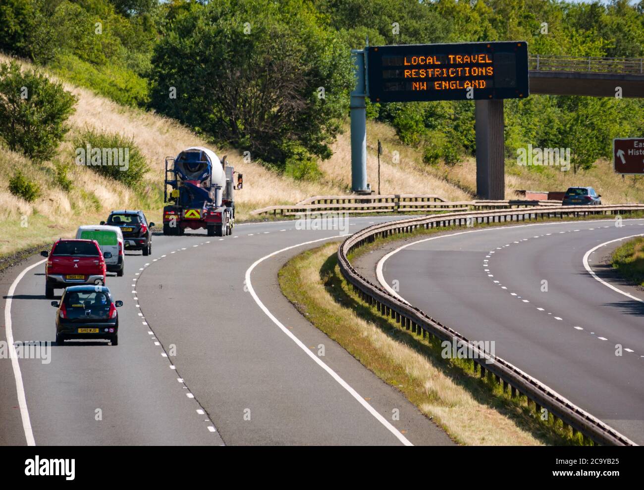 East Lothian, Écosse, Royaume-Uni, 3 août 2020. Nouveau conseil de voyage du gouvernement écossais sur A1. Avec de nouvelles restrictions en place dans certaines parties du nord-ouest de l'Angleterre pendant la pandémie de Covid-19, les conseils de voyage sur le statif au-dessus ont changé encore une fois l'avertissement « restrictions de voyage locales NW England » Banque D'Images