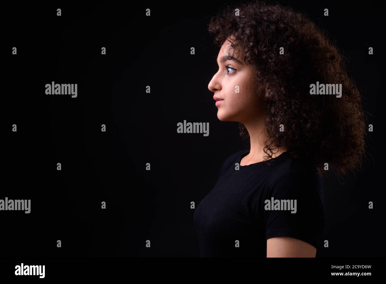 Portrait de la jeune belle jeune fille persane adolescente avec des cheveux bouclés Banque D'Images