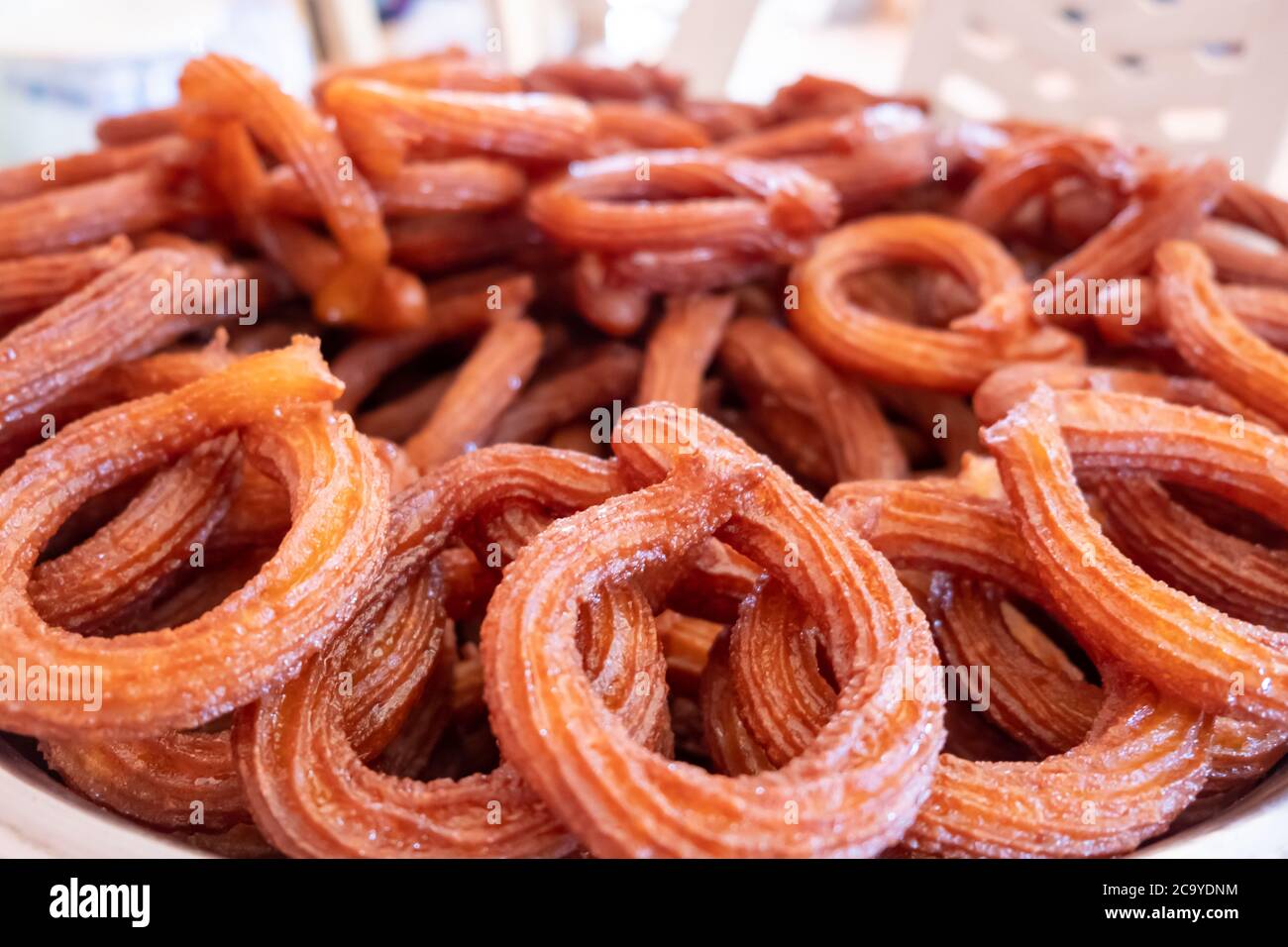Churros Halka Tatli dessert turc à la poêle dans l'huile chaude. Les beignes turc ou anneau traditionnel sweet - 'Halka tatlisi Tatli, kerhane.' Banque D'Images