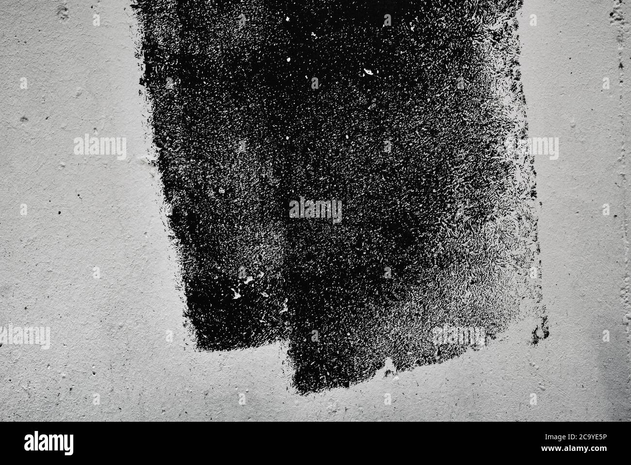 Motif abstrait de texture grunge de peinture noire sur paroi blanche, technique de pinceau sec Banque D'Images