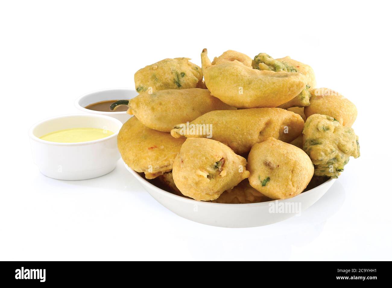 Gota Methi (fenugrec) Pakoda, piment, pomme de terre Pakoda Pakoda (vada) ou beignets indiens la collation, bhajiya, fond blanc, photographi - Image Banque D'Images