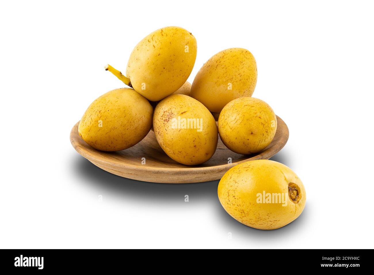 Bouquet de fruits fraîchement récoltés dans une assiette en bois sur fond blanc avec passe-cheveux. Banque D'Images