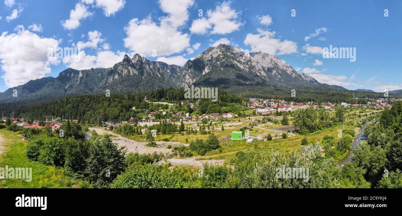 Paysage avec Busteni et la vallée de Prahova, montagnes Bucegi en arrière-plan, Roumanie Banque D'Images
