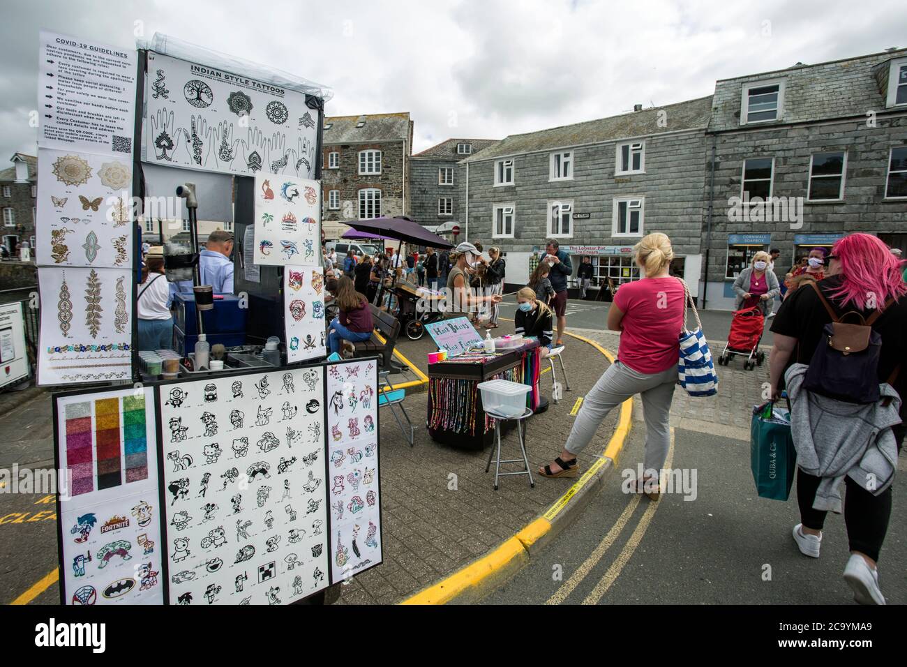 Padstow, Cornwall, Angleterre, le 1er août 2020, les commerçants de rue tentent de poursuivre leurs activités pendant la pandémie de Covid 19. Banque D'Images