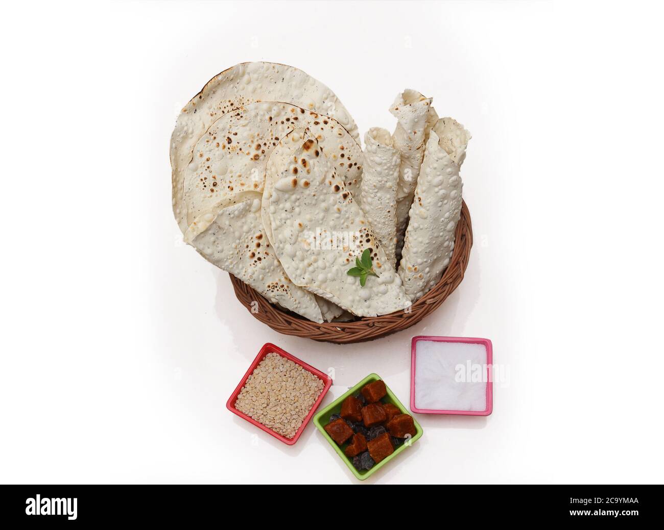 En-cas indiens, craquelins Mung/Urad dal frits ou rôtis ou papayes, accompagnement au déjeuner et au dîner. Servi dans un panier de canne/assiette Banque D'Images