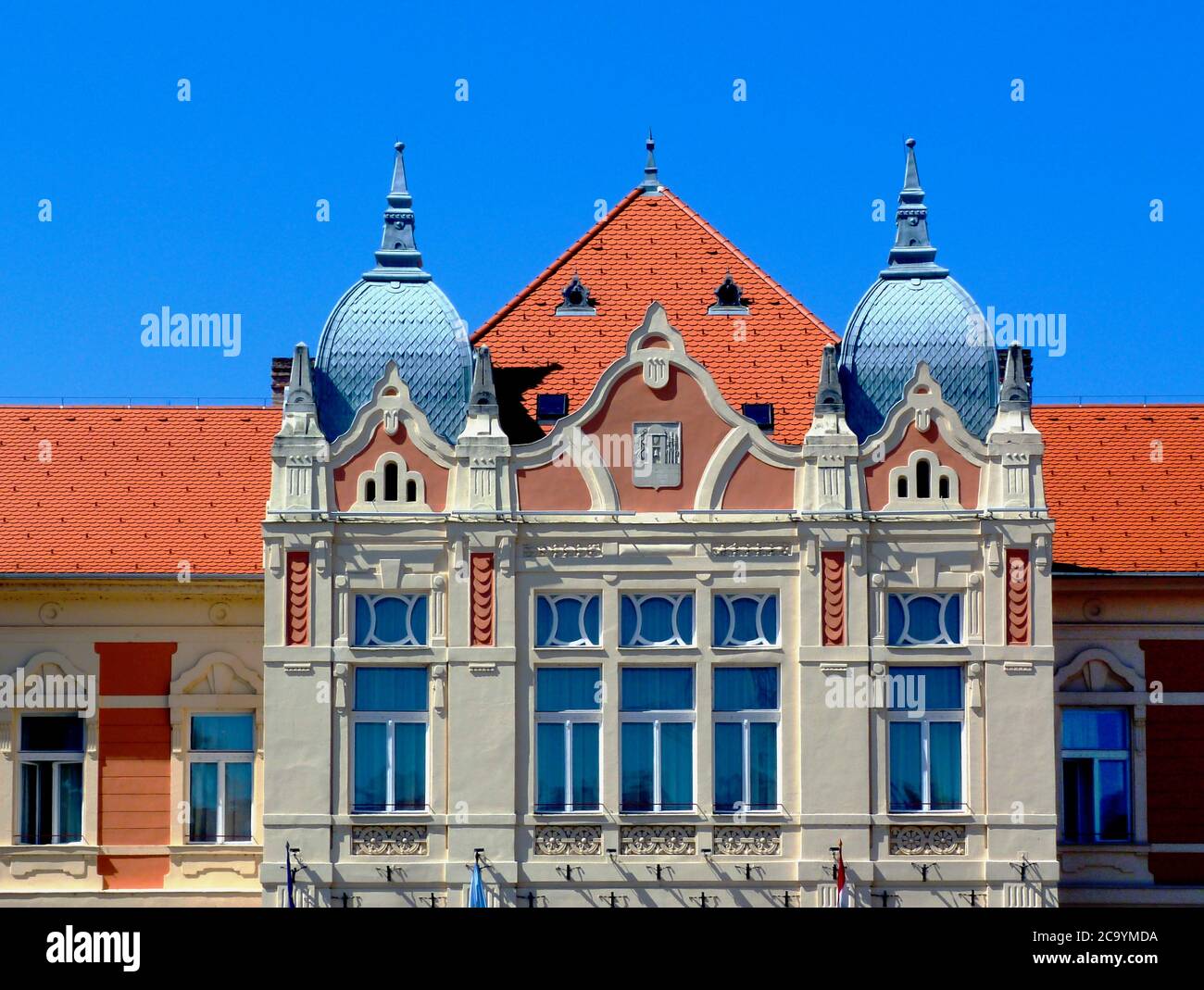 Façade de l'ancien bâtiment historique de style architectural Sécession avec coupoles zink et fenêtres ouvrées. Toit en argile rouge vif. Fenêtre blanche Banque D'Images