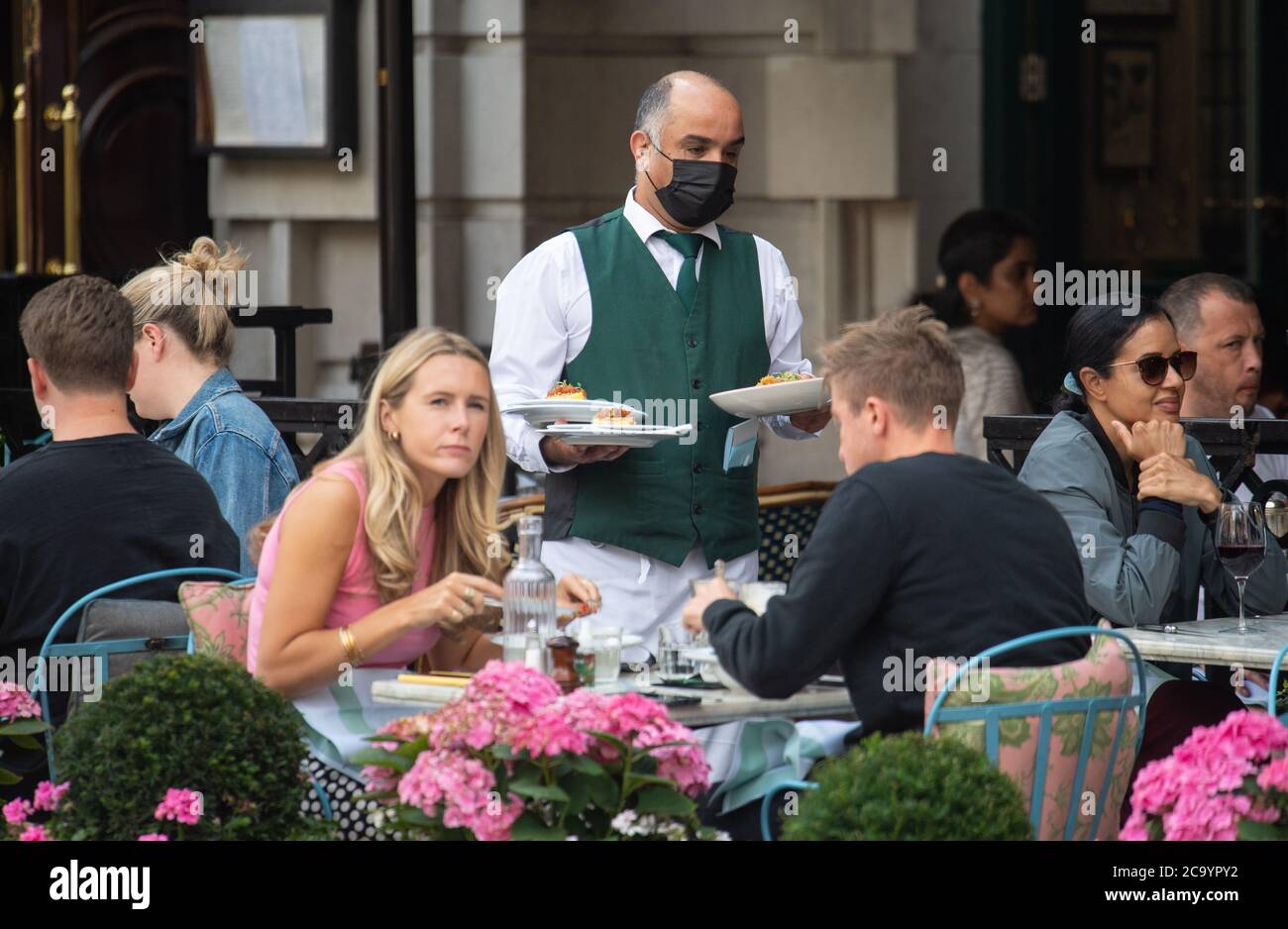 Les clients peuvent manger à l'extérieur de l'Ivy Market Grill, à Londres, l'un des restaurants participants où les clients pourront déguster des repas à moitié prix, à partir de lundi, alors que le gouvernement lance son programme d'août visant à stimuler le commerce des restaurants et des pubs après le verrouillage. Banque D'Images