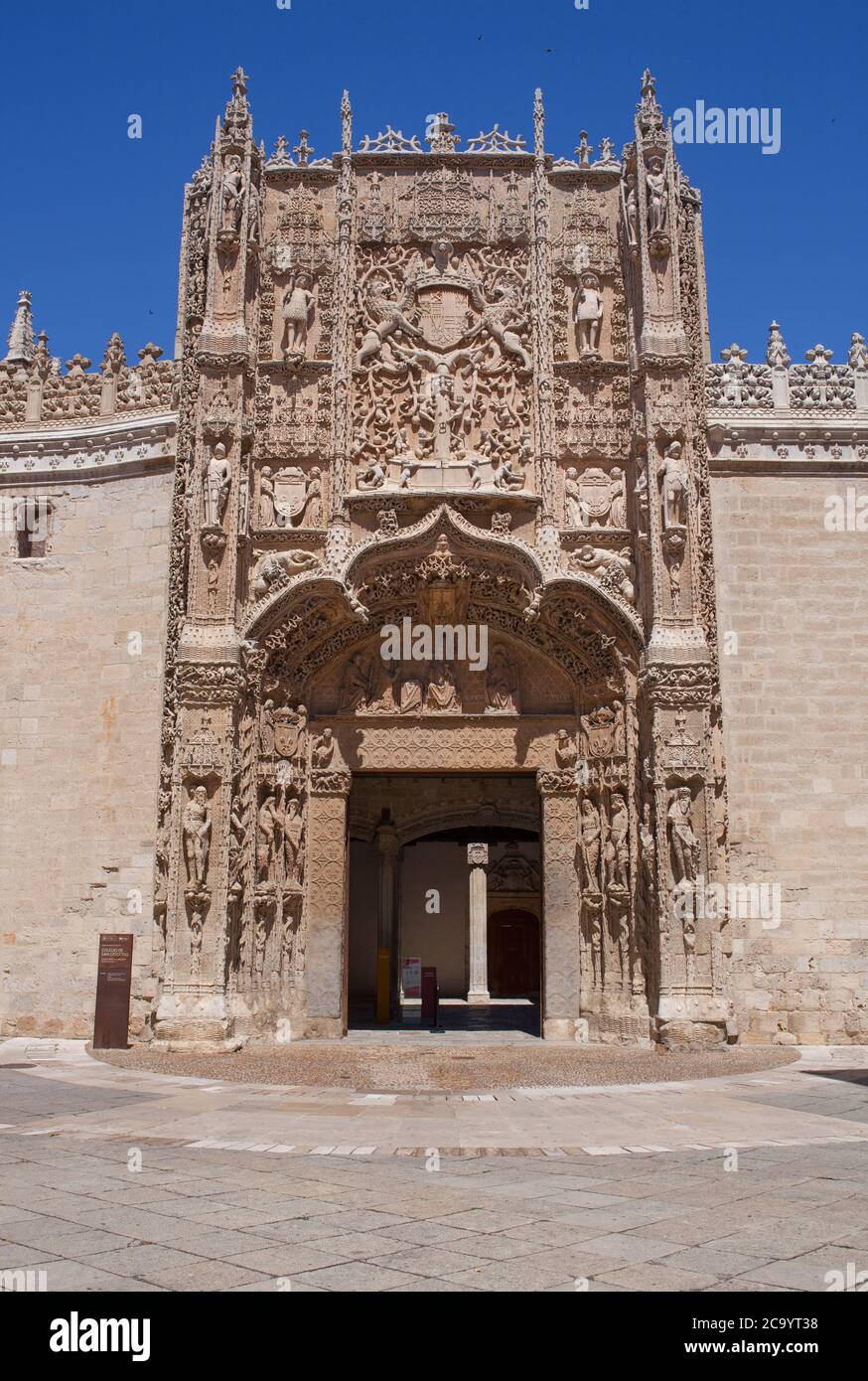 Valladolid, Espagne - 18 juillet 2020 : façade principale du Colegio de San Gregorio. Le bâtiment de style Isabelline abrite maintenant le Museo Nacional de Escultura mus Banque D'Images