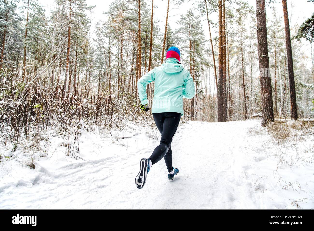 dos femelle coureur courir hiver forêt trail course Banque D'Images