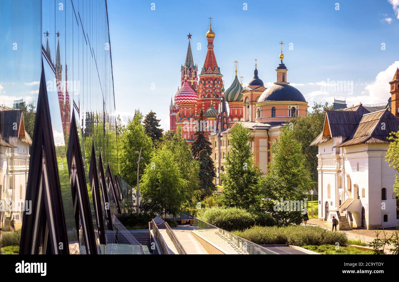 Paysage urbain de Moscou, Russie. Bâtiment moderne et vieilles églises dans le centre-ville de Moscou, la cathédrale Saint-Basile et le Kremlin de Moscou à distance. Moscou Banque D'Images