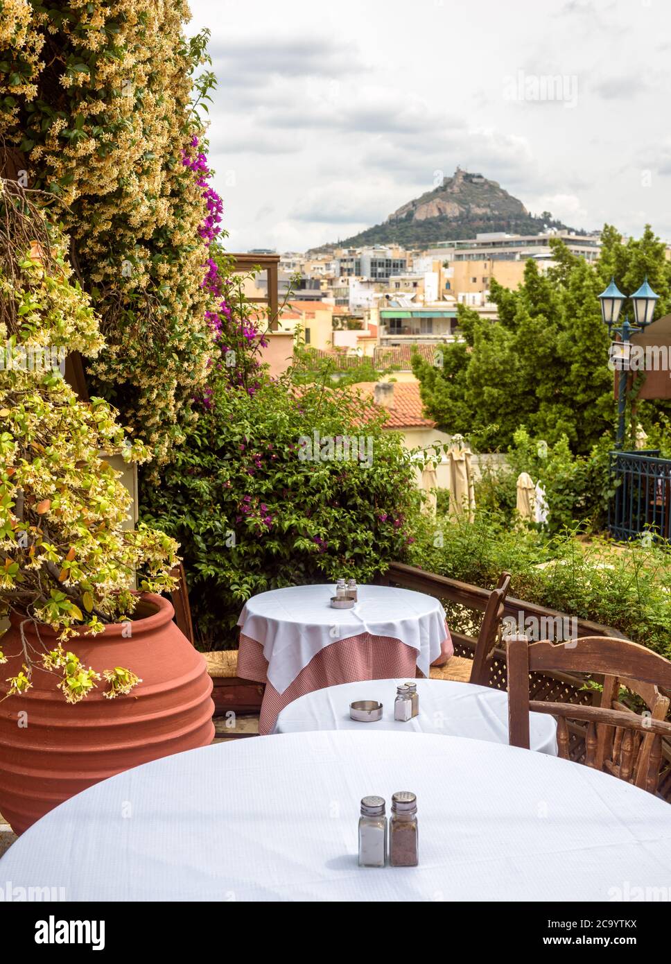 Confortable café de rue avec fleurs et plantes dans le quartier de Plaka, Athènes, Grèce. Plaka est une attraction touristique de la vieille Athènes. Restaurant pittoresque à l'extérieur Banque D'Images