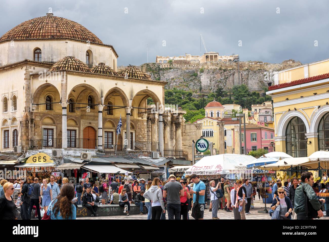 Athènes - 7 mai 2018 : place Monastiraki avec ancienne mosquée et vue sur l'Acropole d'Athènes, Grèce. Les gens visitent un centre-ville d'Athènes en été. Monast Banque D'Images