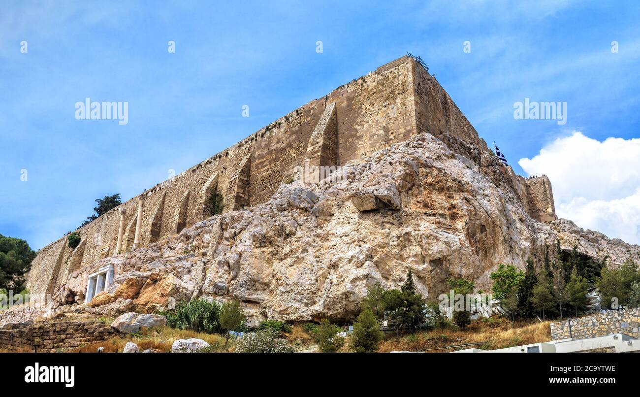 Acropole avec de forts murs médiévaux, Athènes, Grèce. La célèbre colline de l'Acropole est le point de repère de la ville d'Athènes. Vue panoramique sur le vieux château et la Grée antique Banque D'Images