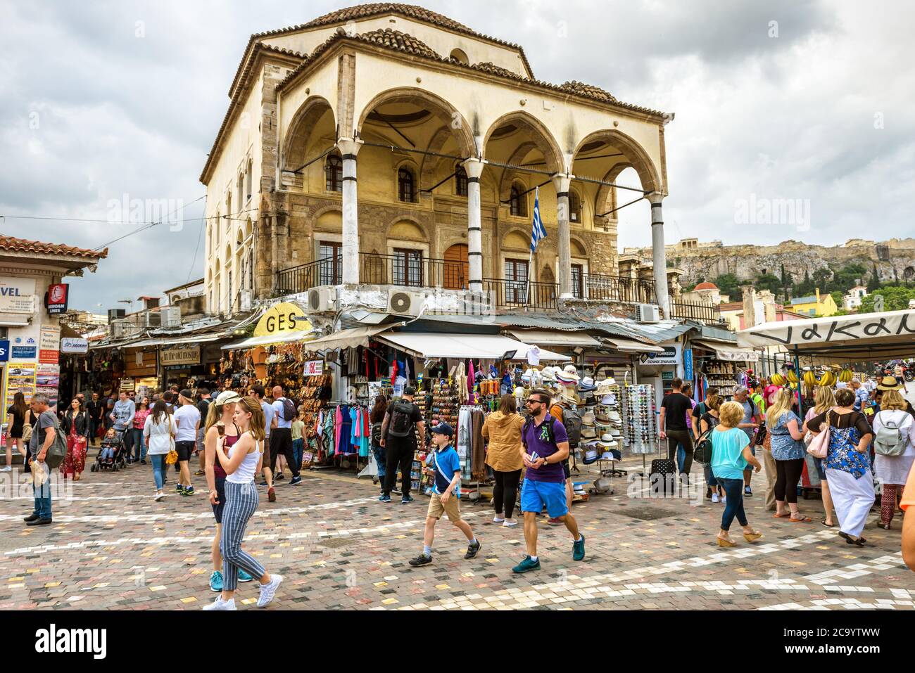 Athènes - 7 mai 2018 : mosquée Tzistarakis et vieux marché sur la place Monastiraki à Athènes, Grèce. Les gens visitent le centre-ville d'Athènes en été. Monastirak Banque D'Images