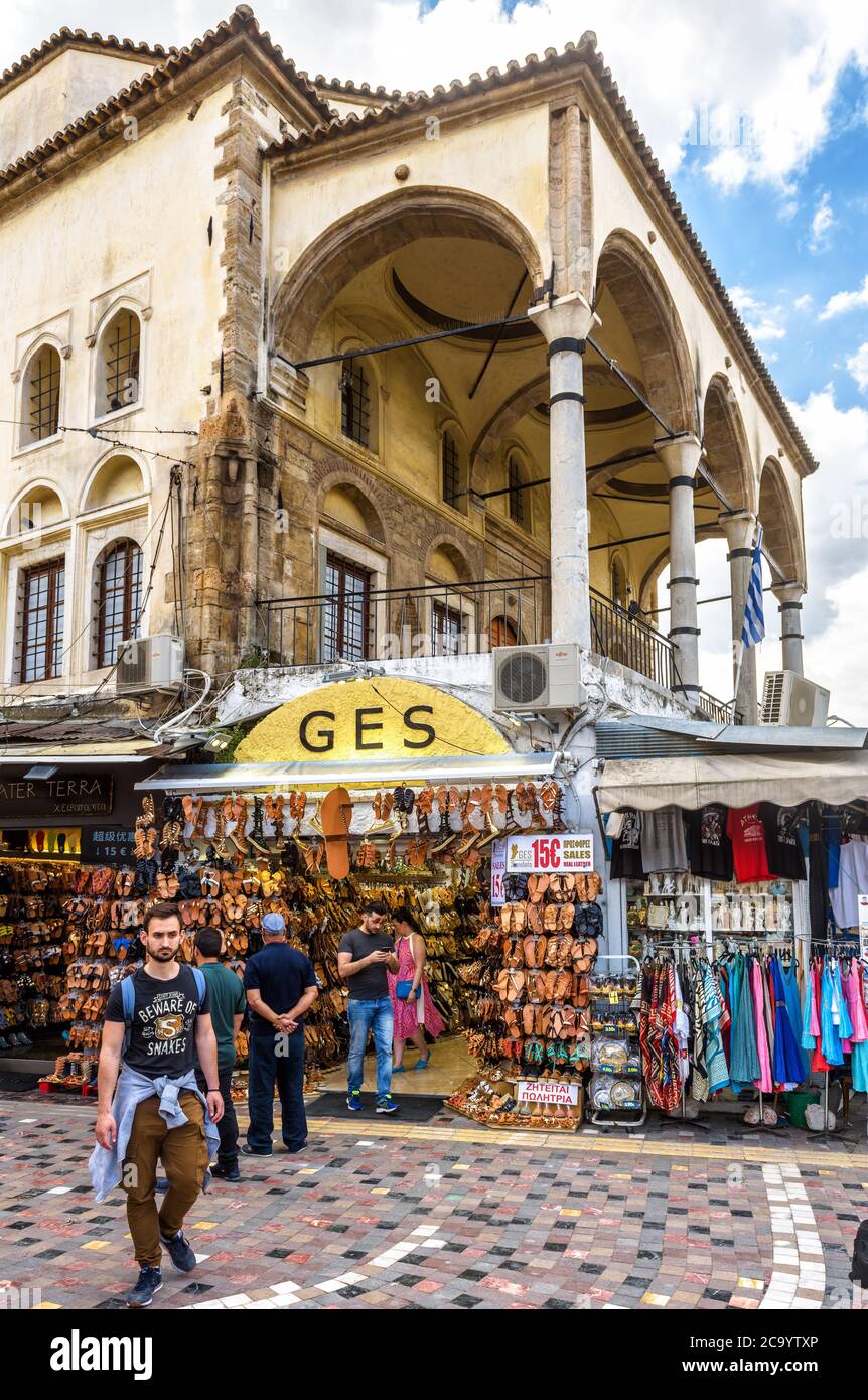Athènes - 7 mai 2018 : mosquée Tzistarakis et vieux marché sur la place Monastiraki à Athènes, Grèce. Monastiraki est l'une des principales attractions touristiques d'Ath Banque D'Images