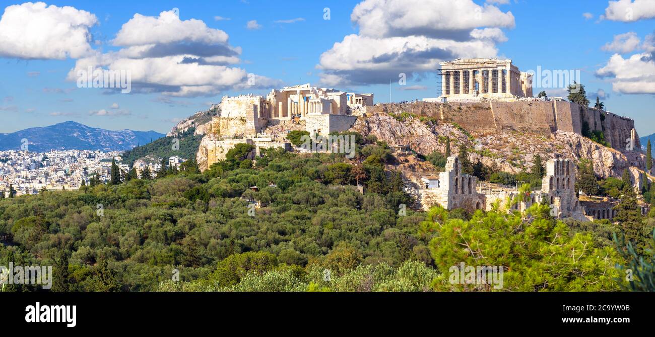 Paysage d'Athènes avec colline de l'Acropole, Grèce. C'est le point de repère d'Athènes. Vue panoramique sur les ruines grecques anciennes de Parthénon et Propylaea Banque D'Images