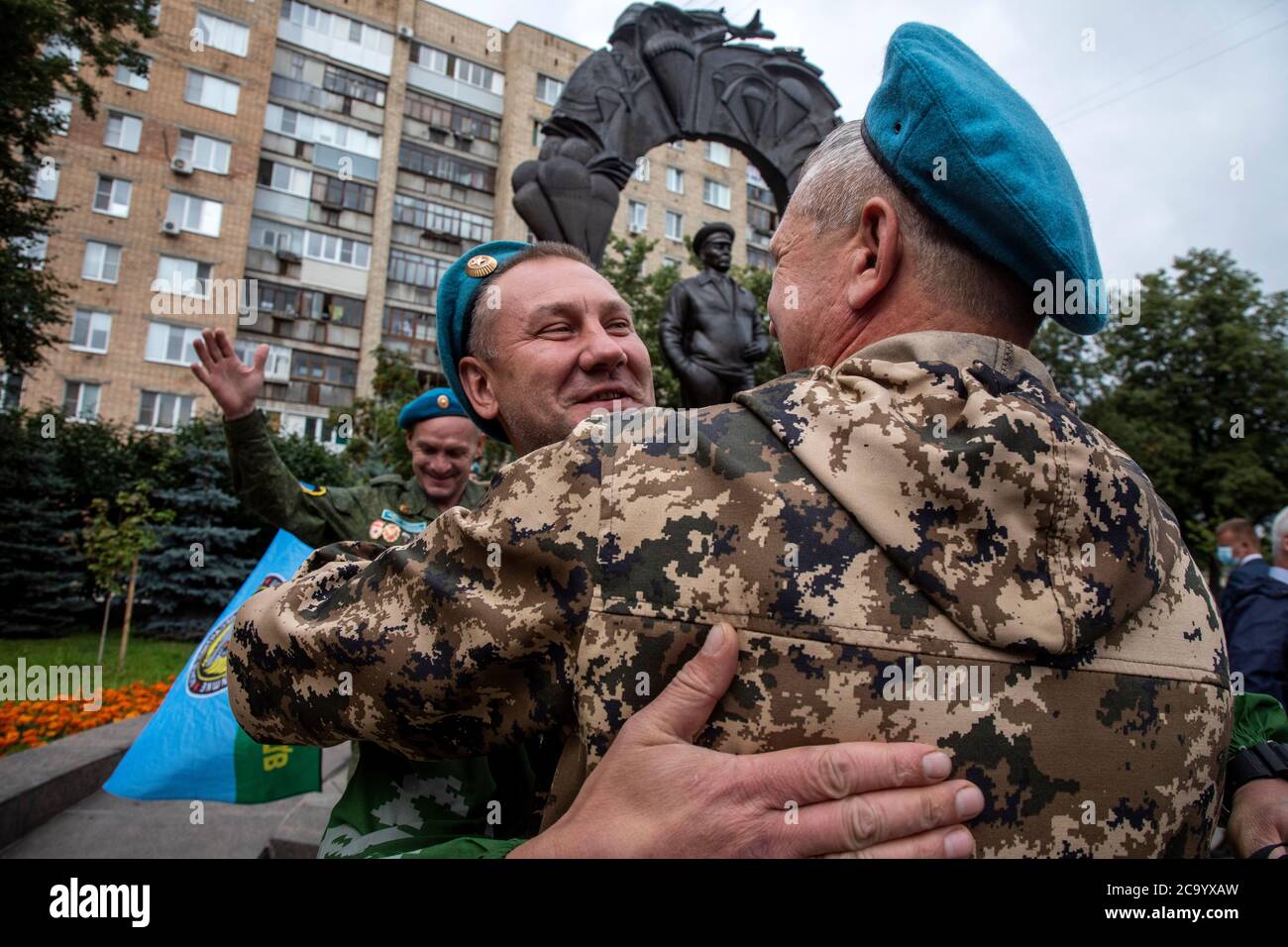 Ryazan, Russie. 2 août 2020 les anciens combattants des Forces aéroportées russes se félicitent mutuellement à l'occasion de la journée des forces aéroportées sur le fond du monument au général Vasiliy Margelov à l'occasion de la Journée des parachutistes dans la ville de Ryazan, en Russie Banque D'Images